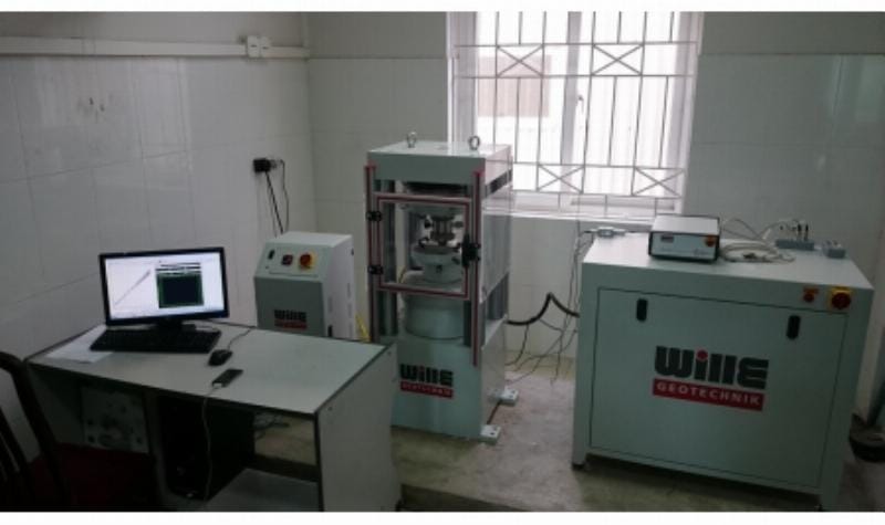 Hình ảnh thiết bị thí nghiệm nén ba trục mẫu đá trong phòng thí nghiệm địa kỹ thuật